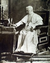 Portrait du pape Pie X dans son cabinet de travail au Vatican (1914)