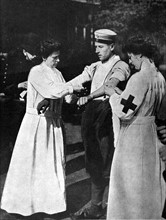 Première Guerre Mondiale. Infirmières belges soignant un prisonnier allemand (Août 1914)