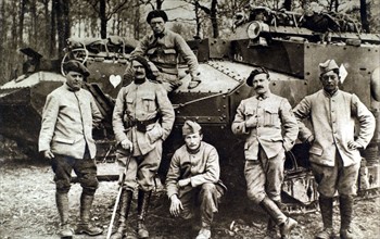 Première Guerre Mondiale. Un tank et son équipage après l'offensive de Champagne (1914)