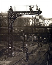 Première Guerre Mondiale. Remplaçant les hommes qui sont à la guerre, des femmes s'occupent, à la gare du nord, à Paris, de l'entretien des appareils