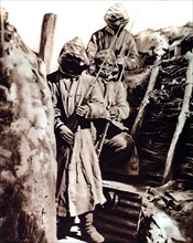 Première Guerre Mondiale. Soldats portant des cagoules qui les protègent contre l'emploi des gaz asphyxiants par les Allemands (1915)