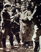 Première Guerre Mondiale. Sur le front des Vosges, pris par une patrouille de chasseurs alpins, un soldat allemand, porteur de cisailles répond à l'interrogatoire