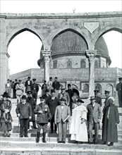 Le haut-commissaire britannique en Palestine et le haut commissaire français en Syrie devant la mosquée d'Omar à Jérusalem (1927)