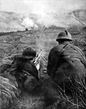 Première Guerre Mondiale. A la lisière du bois de Hangard, les fusilliers-mitrailleurs tirent sur les vagues d'assaut allemandes