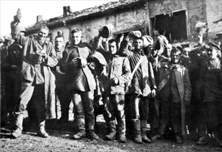 Première Guerre Mondiale. En Argonne, prisonniers allemands, évacués vers l'arrière (1918)