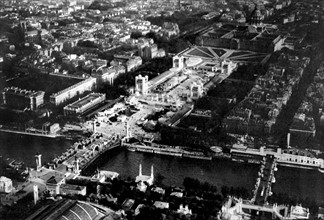Paris. Vue aérienne de l'exposition des Arts décoratifs (1925)