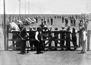 Guerre du Transvaal. Enclos où sont gardés les prisonniers anglais à Waterval (1900)