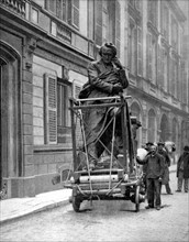 Paris. Transporting the statue of Victor Hugo (1902)
