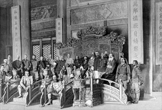 A Pékin, les ministres de France et d'Espagne sur le trône de l'empereur pendant une visite du palais impérial (1900)