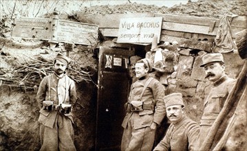 Première Guerre Mondiale. Poteau indicateur dans une tranchée à Tracy-le-Val