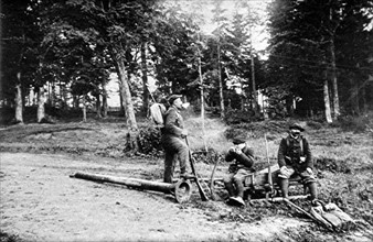 Première Guerre Mondiale. En Alsace, des soldats français enlèvent les poteaux allemands au col du Bonhomme