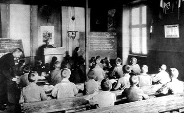Première Guerre Mondiale. En Alsace, dans l'école de Traubach-le-Bas, un élève commente le modèle d'écriture tracé sur le tableau noir