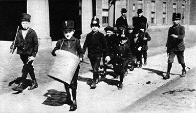 Première Guerre Mondiale. Enfants jouant à la guerre défilant dans les rues de La Haye (1915)