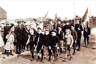 Première Guerre Mondiale. Enfants jouant à la guerre défilant dans les docks d'Anvers (1915)
