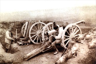 Première Guerre Mondiale. Sur le front, un canon de 75 au repos (1915)
