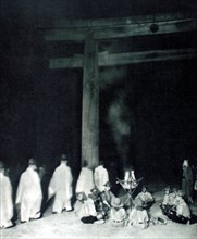 Cérémonie purificatrice devant le temple de Meiji-Temio, à Tokyo (1929)