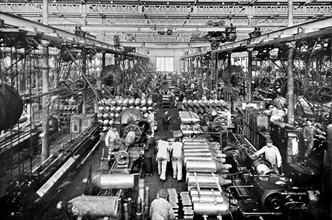 Première Guerre Mondiale. Dans les ateliers du Creusot, usinage des gros obus (1915)