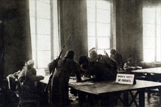 Révolution russe de 1917. A Pétrograd, soldats en armes dans le cabinet de lecture de la Douma (1917)