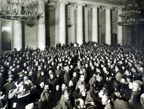 Révolution russe de 1917. A Pétrograd, au palais Tauride, soldats et marins écoutant une harangue de M. Rodzianko