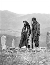Avant l'abandon de Scutari, une mère monténégrine et son fils sur la tombe du père, tombé à l'assaut des hauteurs de Bardaniol
