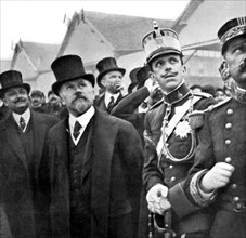 Visite du roi d'Espagne, Alphonse XIII, en compagnie du président Poincaré, au camp d'aviation de Buc (1913)