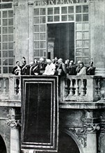 Pope Pius X appearing before the pilgrims, in the Saint-Damasus courtyard, at the Vatican (1913)