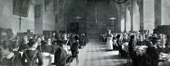 A Saint-Denis, maison d'éducation de la Légion d'honneur (1896)