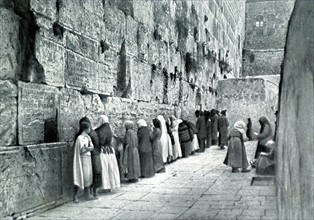 Les juifs de Jérusalem devant le mur des lamentations (1929)