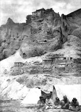 Au pied d'un monastère isolé, dans la région de Leh (nord de l'Inde), les tentes et les coolies tibétains (1929)