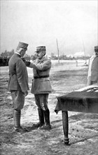 Première Guerre Mondiale. Le général Nivelle décore de la croix de guerre française le duc d'Aoste (1917)