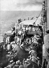 A bord du croiseur-école "Jeanne d'Arc", les aspirants qui passent pour la première fois l'Equateur sont baptisés selon la vieille tradition maritime (1913)