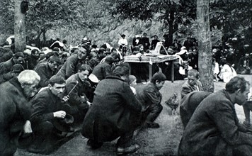 Guerre des Balkans. Prière dans un village bulgare pour l'heureuse issue de la guerre (1912)