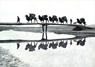 Au Turkestan chinois, la traversée d'un torrent après les sables du Takla-Makane (1930)