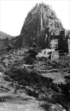 Yemen. La forteresse d'El Hadjareh sur la route d'Hodeida à Sanaa (1930)