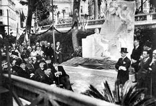 A Cannes, inauguration d'un monument à la mémoire de Frédéric Mistral, à l'occasion de son centenaire (1930)