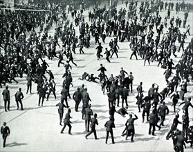 Grève des transports à Dublin. La police, armée de matraques, charge les grévistes (1913)