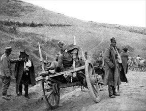 Guerre entre Serbes et Bulgares. Après la bataille de la Bregalnitza, un convoi de blessés serbes (1913)