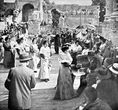 Fêtes virginales d'Arles. Au théâtre antique, les jeunes arlésiennes défilent devant Mistral et le saluent (1913)