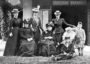 La reine Victoria, en famille, au château de Balmoral en Ecosse (1901)