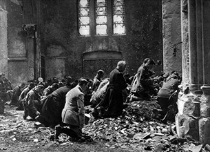 Première Guerre Mondiale. Office anglais dans une église du Nord de la France