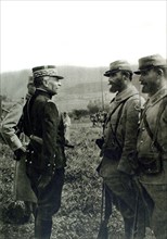Première Guerre Mondiale. En Alsace, le général Maud'Huy en conversation avec deux soldats (1915)