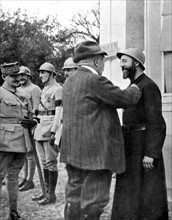Première Guerre Mondiale. Le président du conseil, M. Clemenceau, remet la croix de la légion d'honneur à un aumonier (1918)