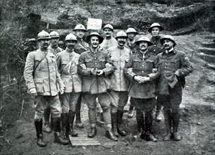 Première Guerre Mondiale. Au mont Kemmel, avant la bataille du 24 avril 1918, fraternisation des soldats et officiers anglais et français