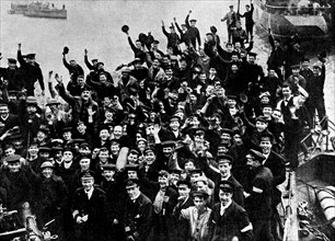 Première Guerre Mondiale. Après l'attaque des bases allemandes de Zeebrugge, le 23 avril, retour du bateau "Vindictive" à Douvres