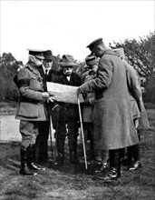 Première Guerre Mondiale. M. Clemenceau sur le front britannique des Flandres (1918)