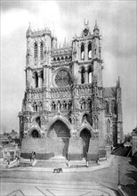Première Guerre Mondiale. La cathédrale d'Amiens protégée par des sacs de terre (1918)