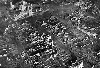Première Guerre Mondiale. Vue aérienne de la ville d'Ypres en ruines (1918)