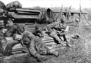 Première Guerre Mondiale. Après la bataille, prisonniers allemands, exténués, dormant à leur arrivée au camp