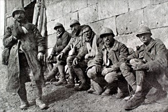 Première Guerre Mondiale. Après la bataille, blessés français attendant leur évacuation devant le poste de secours où ils ont été pansés (1918)