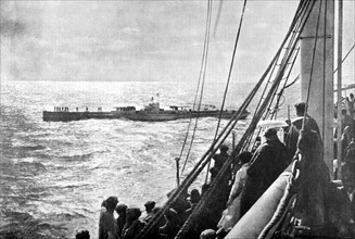 World War I. The Spanish transatlantic "Infanta-Isabel-de-Borbon" being inspected by a German submarine (1918)